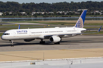 N56859 - United Airlines Boeing 757-300