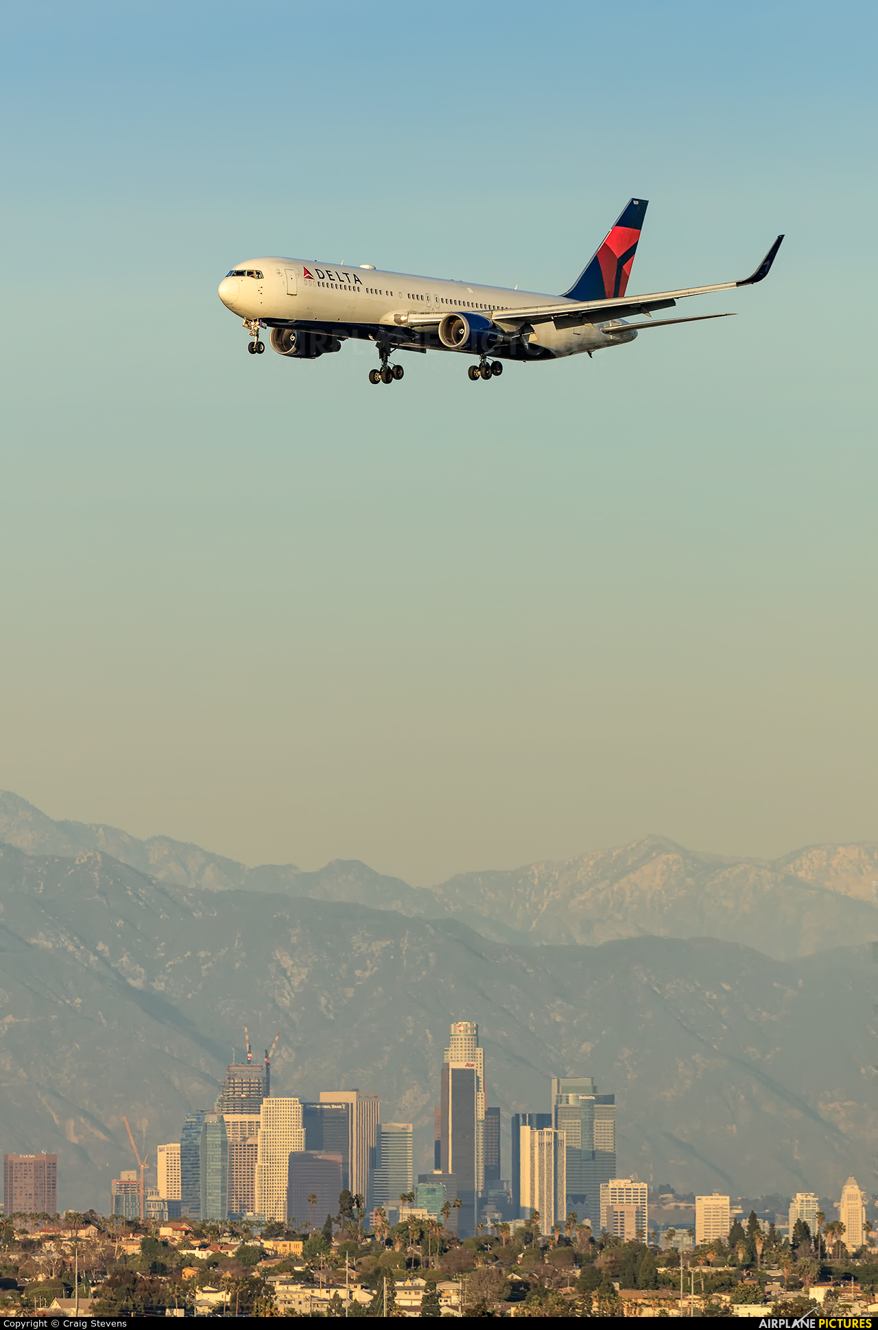 Delta Air Lines N1609 aircraft at Los Angeles Intl