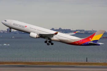 HL7754 - Asiana Airlines Airbus A330-300