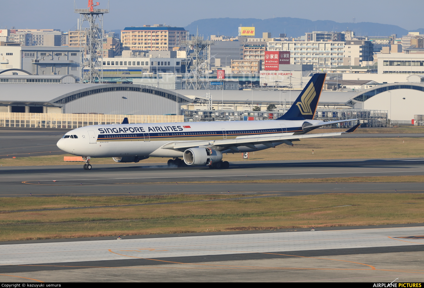 Singapore Airlines 9V-SSG aircraft at Fukuoka