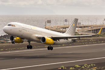 EC-MFN - Vueling Airlines Airbus A320