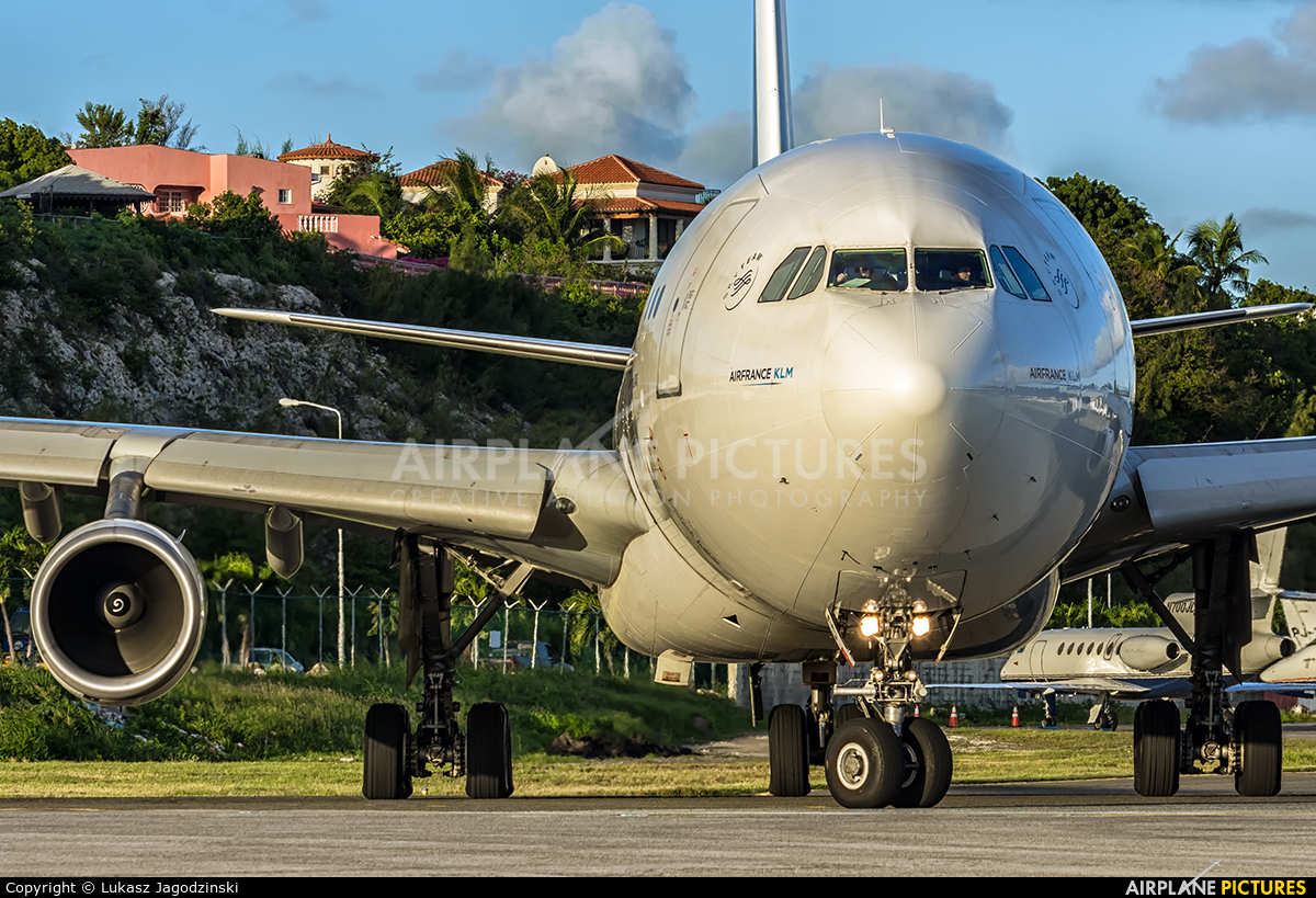 Air France F-GLZR aircraft at Sint Maarten - Princess Juliana Intl