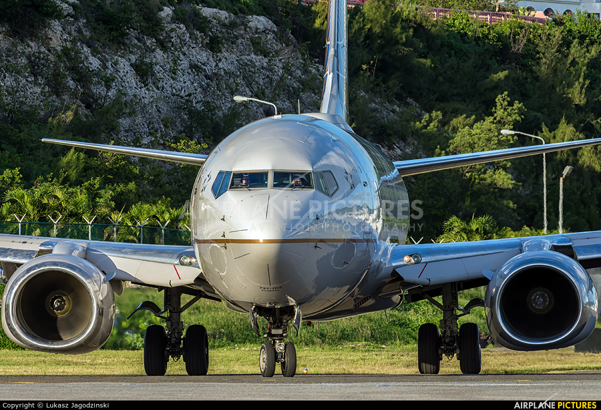 United Airlines N15751 aircraft at Sint Maarten - Princess Juliana Intl