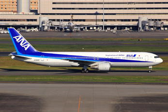 JA8322 - ANA - All Nippon Airways Boeing 767-300