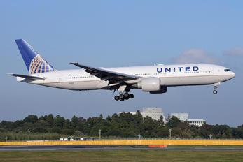 N76010 - United Airlines Boeing 777-200