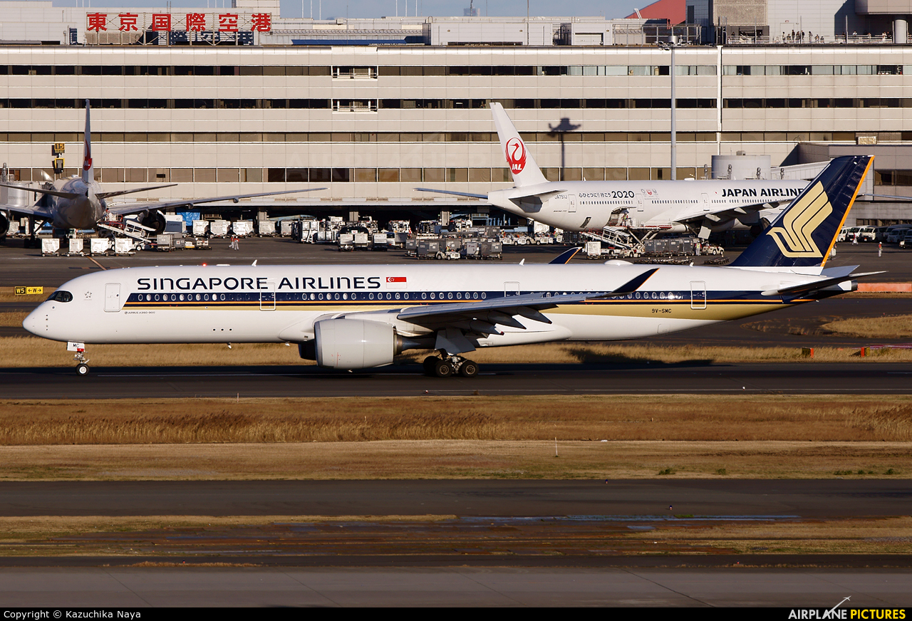 Singapore Airlines 9V-SMC aircraft at Tokyo - Haneda Intl