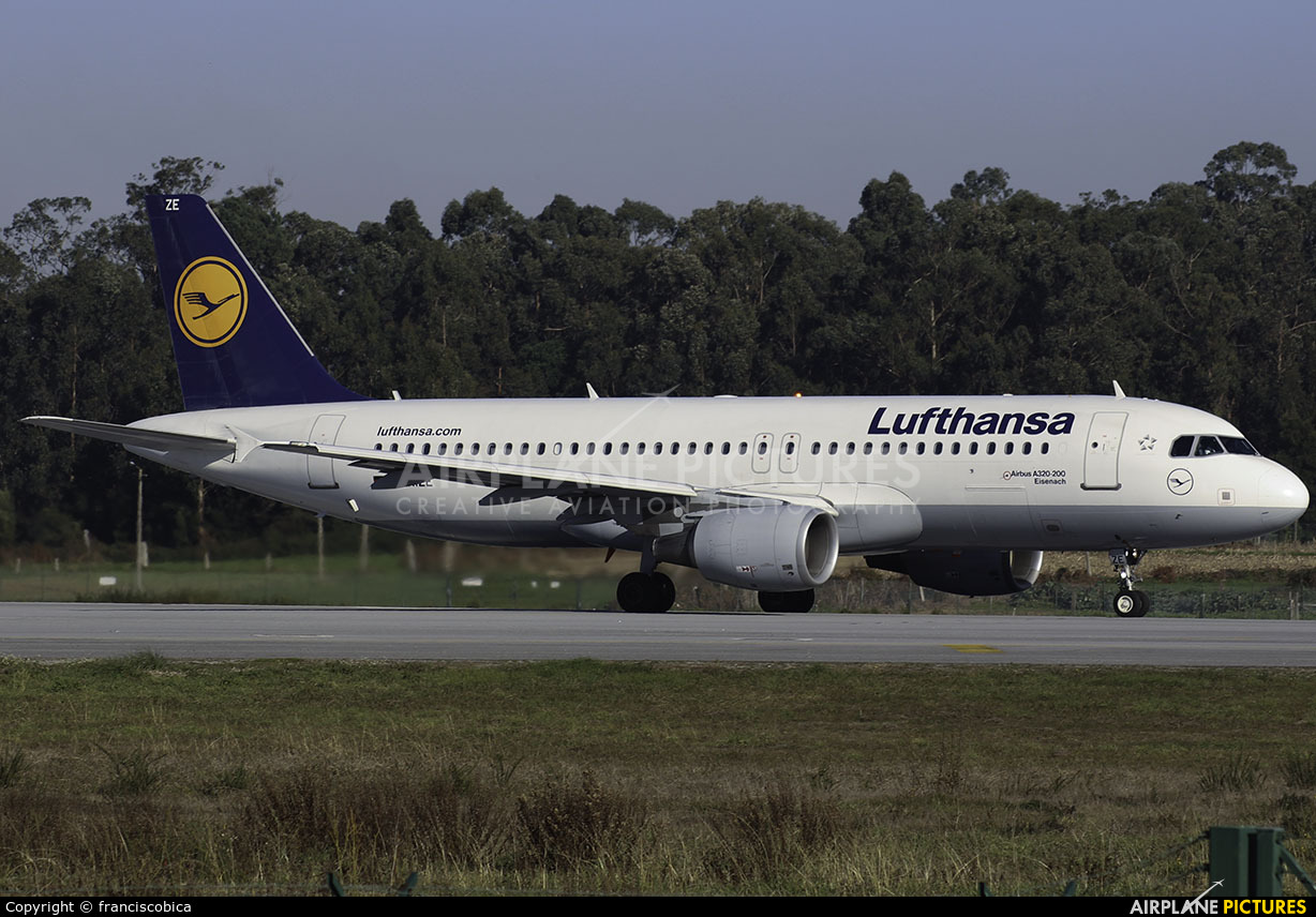 Lufthansa D-AIZE aircraft at Porto