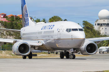 N16713 - United Airlines Boeing 737-700