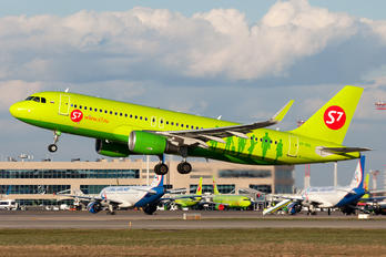 VP-BOL - S7 Airlines Airbus A320