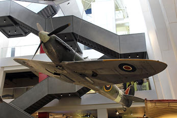 R6915 - Royal Air Force Supermarine Spitfire