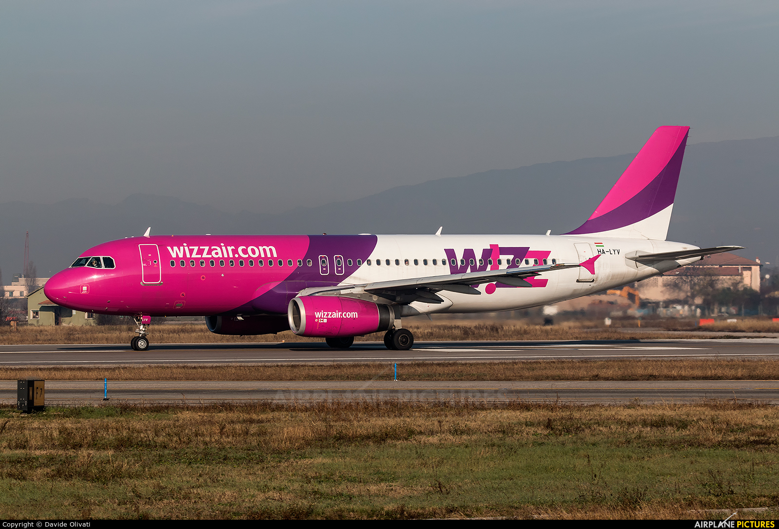 Wizz Air HA-LYV aircraft at Verona - Villafranca
