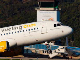 EC-MKM - Vueling Airlines Airbus A320
