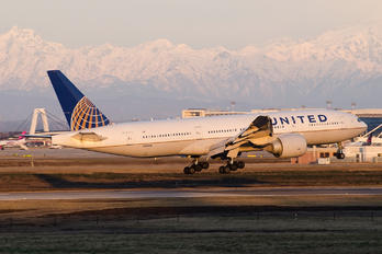 N78008 - United Airlines Boeing 777-200