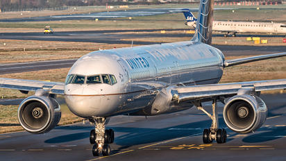 N48127 - United Airlines Boeing 757-200WL