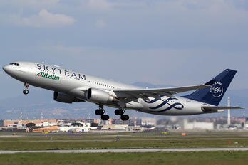 EI-DIR - Alitalia Airbus A330-200