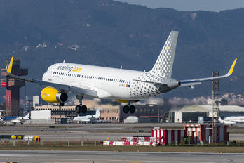 EC-MJC - Vueling Airlines Airbus A320
