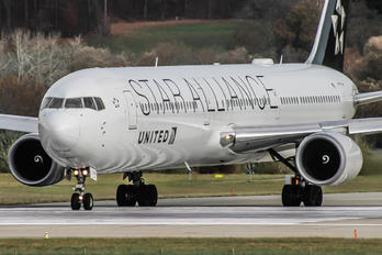N76055 - United Airlines Boeing 767-400ER