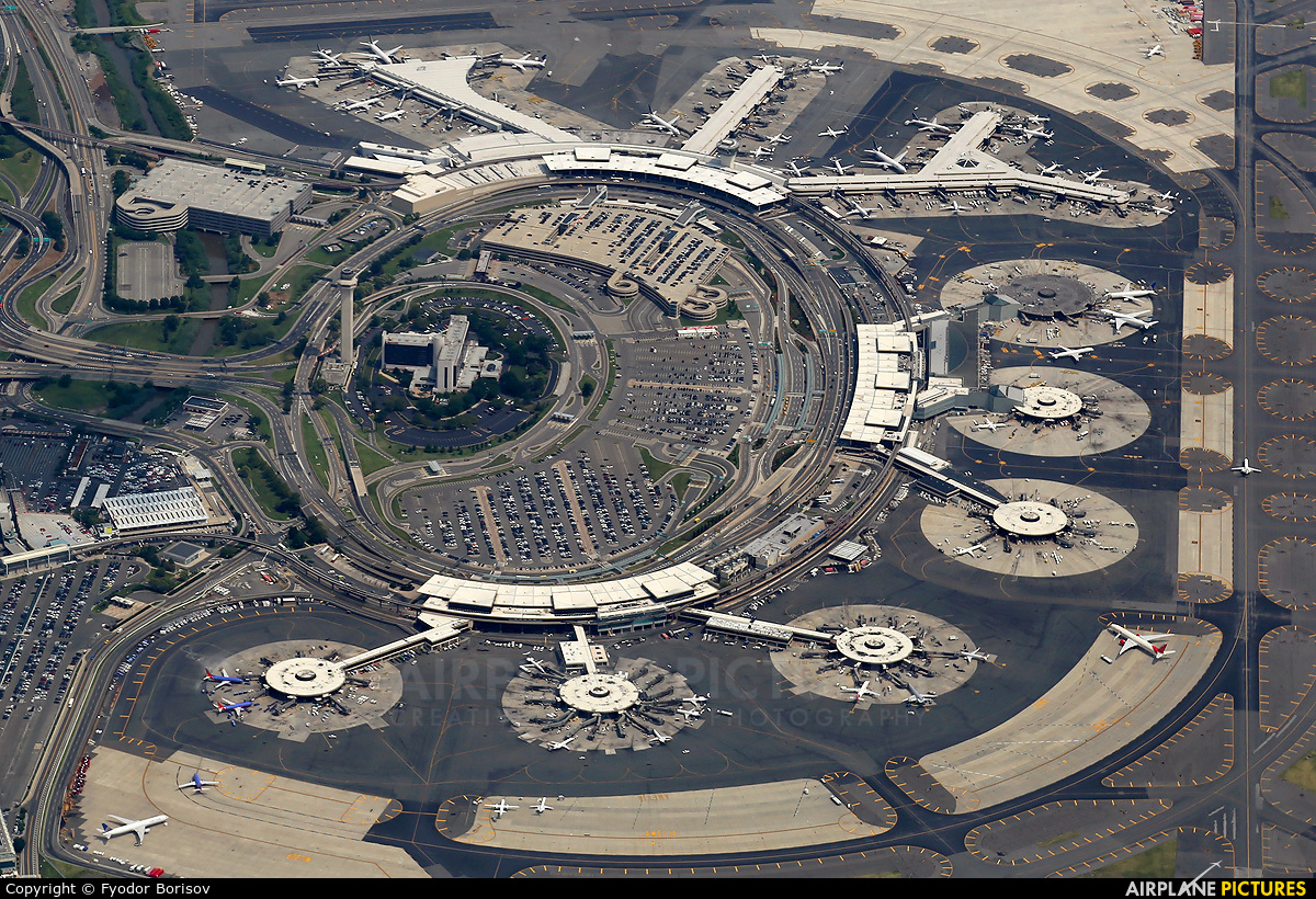 - Airport Overview - aircraft at Newark Liberty Intl