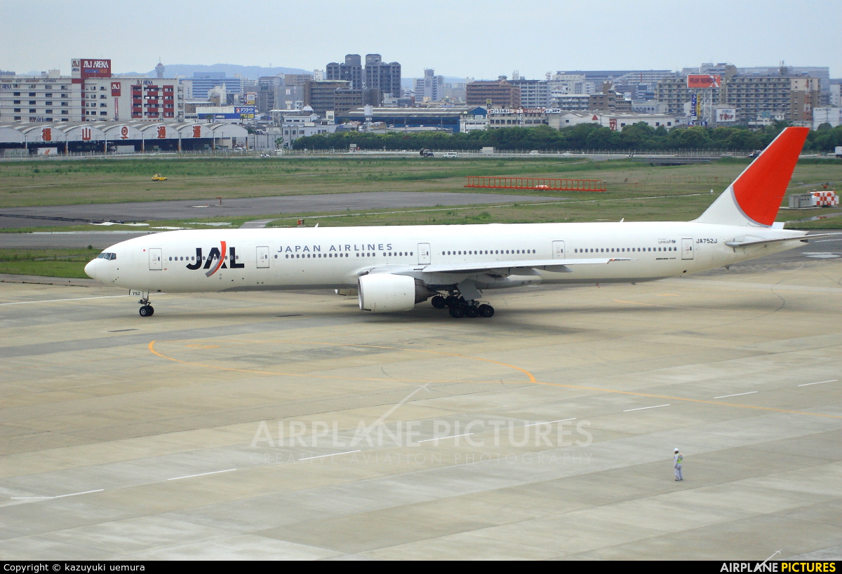 JAL - Japan Airlines JA752J aircraft at Fukuoka