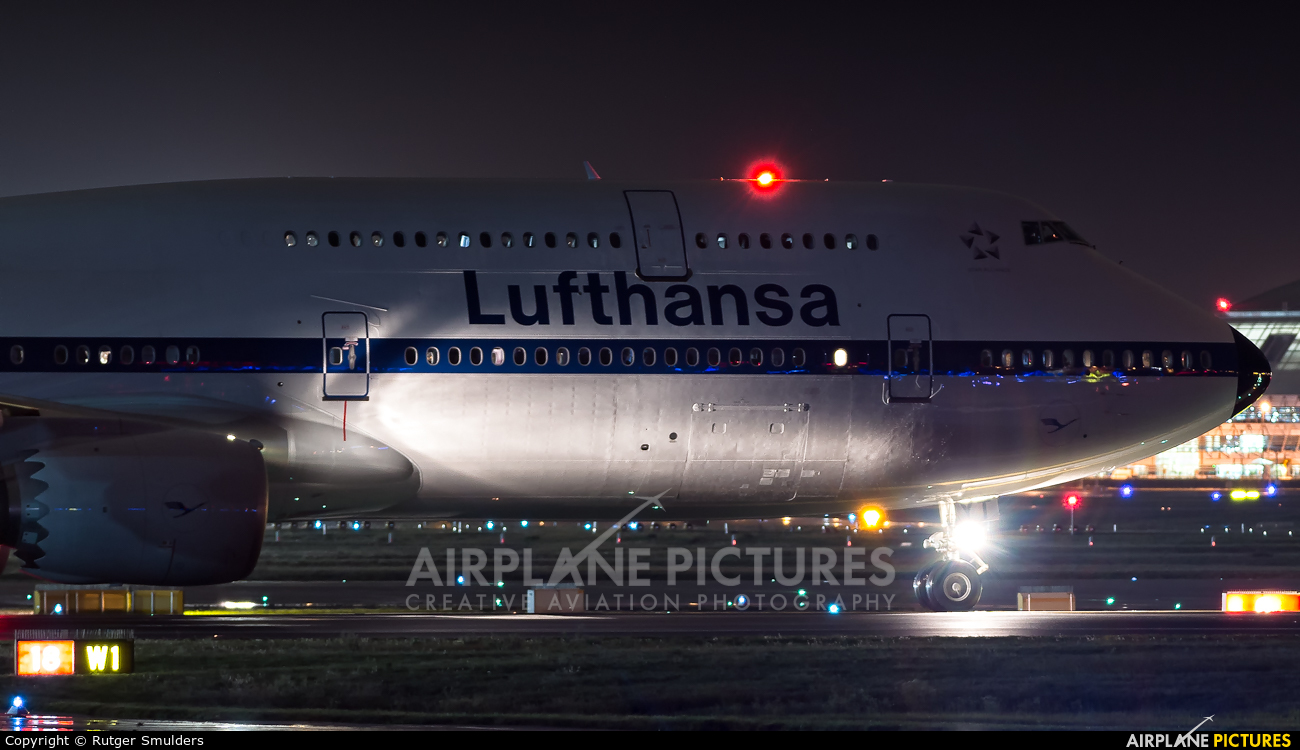 Lufthansa D-ABYT aircraft at Frankfurt