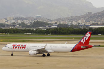PT-XPB - TAM Airbus A321
