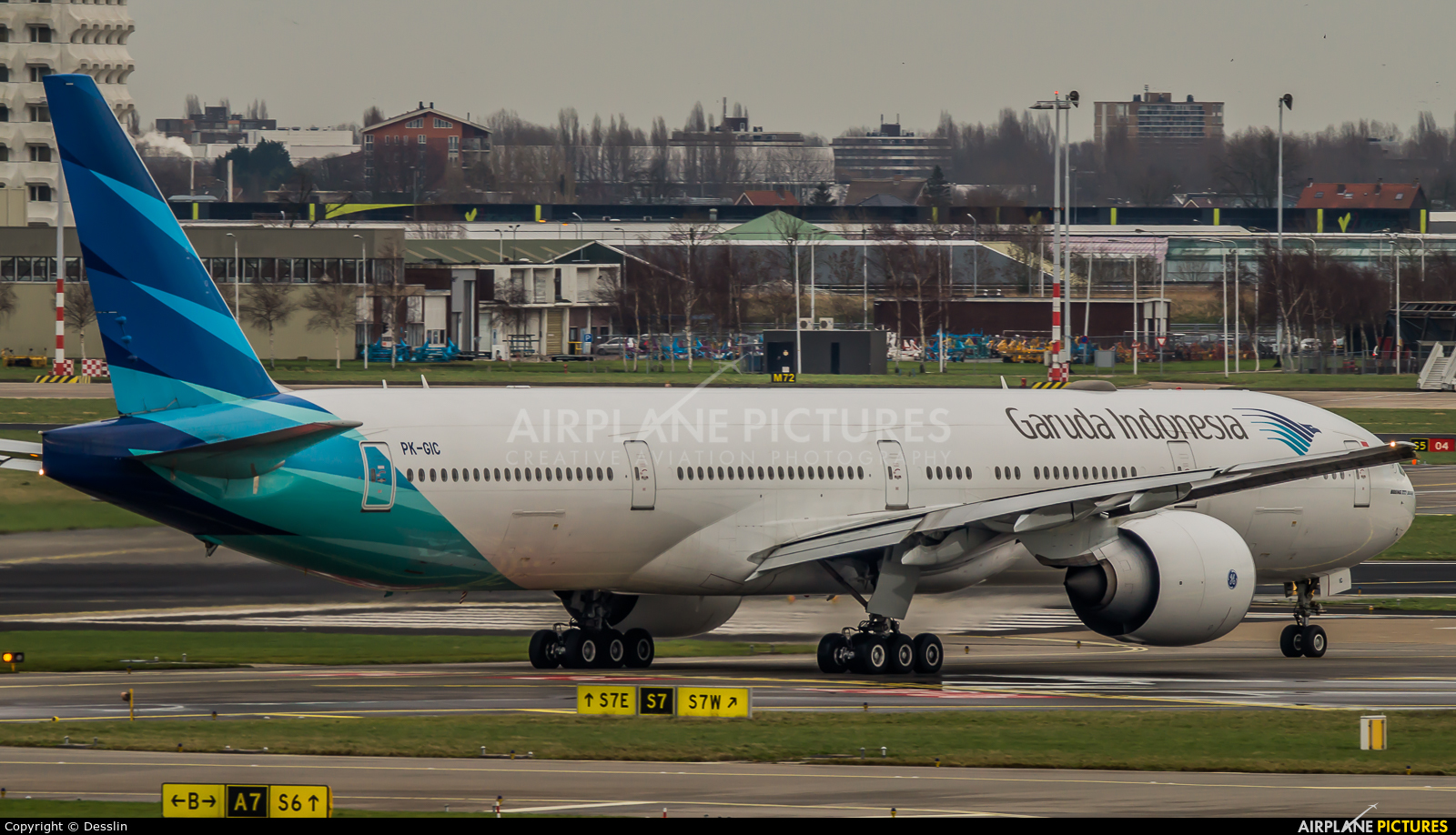 Pk Gic Garuda Indonesia Boeing 777 300er At Amsterdam Schiphol Photo Id 666360 Airplane
