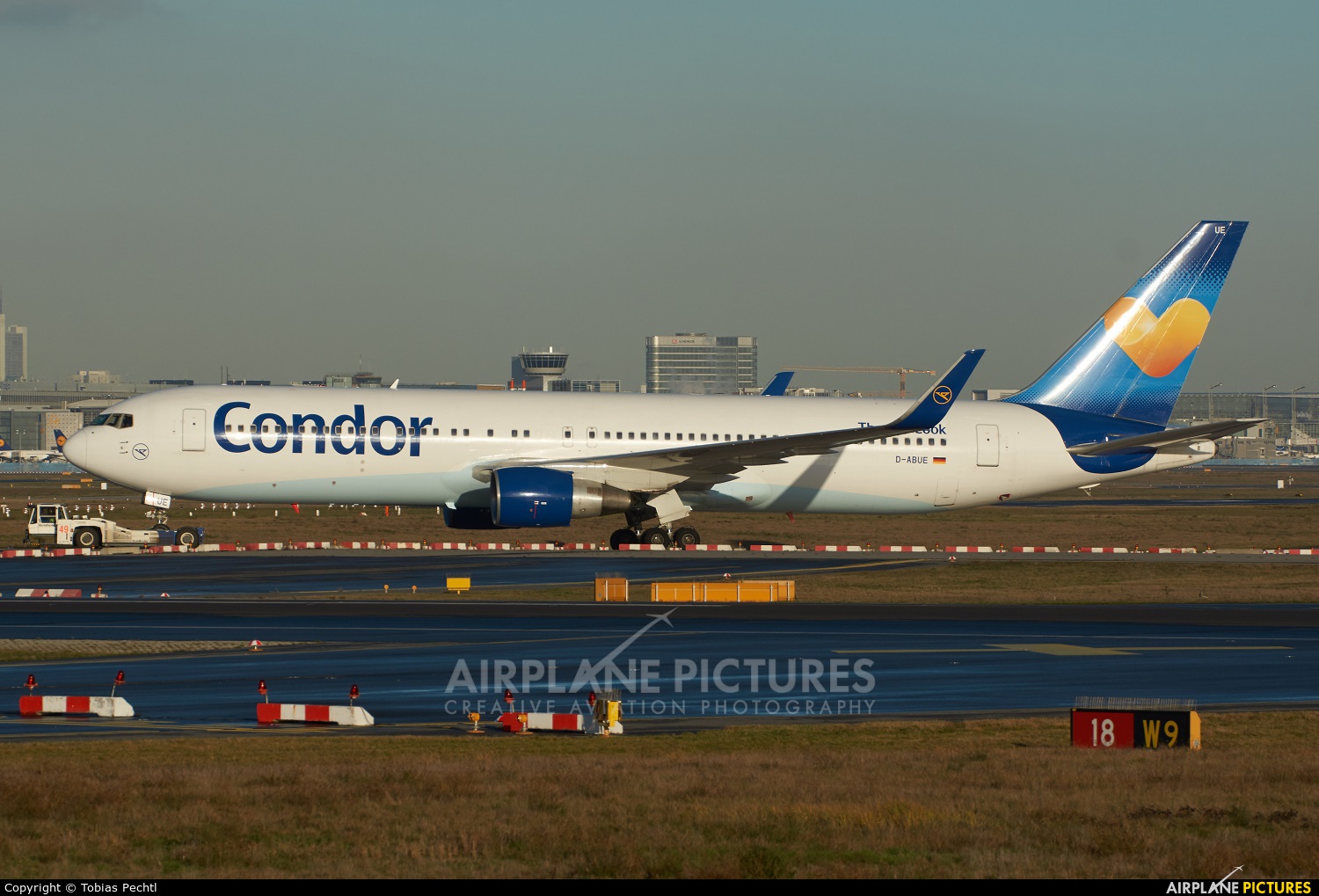 Condor D-ABUE aircraft at Frankfurt