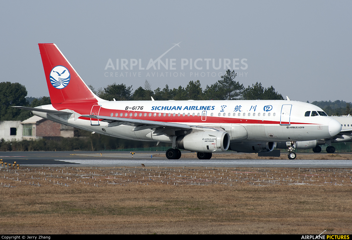 Sichuan Airlines  B-6176 aircraft at Changsha Huanghua International