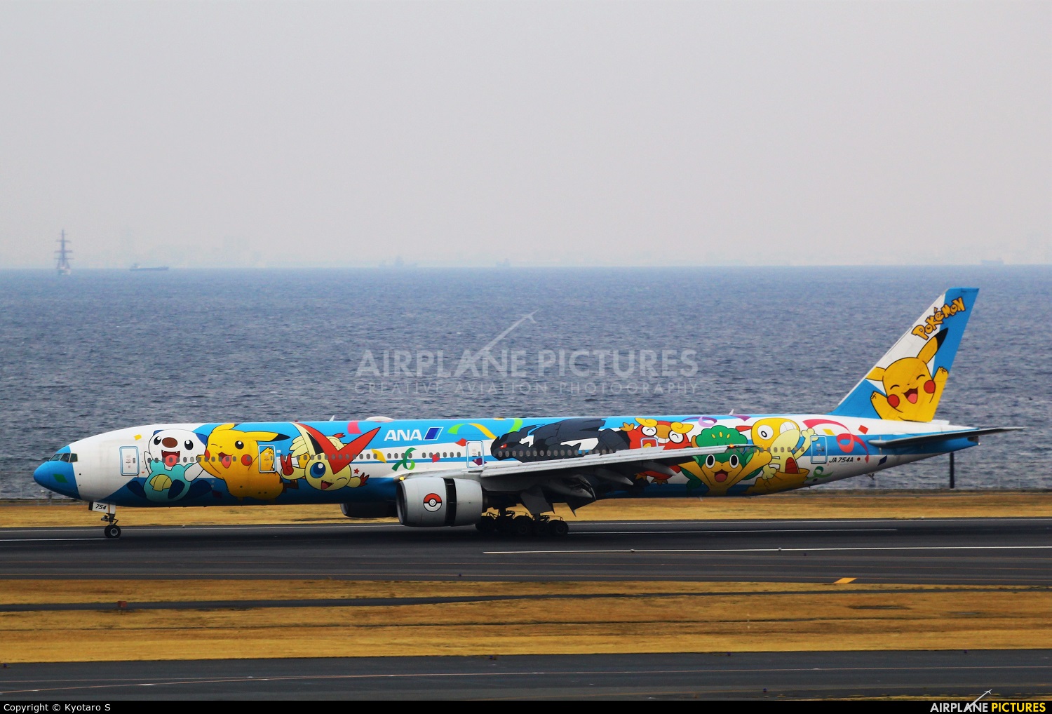 ANA - All Nippon Airways JA754A aircraft at Tokyo - Haneda Intl
