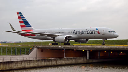 N203UW - American Airlines Boeing 757-200