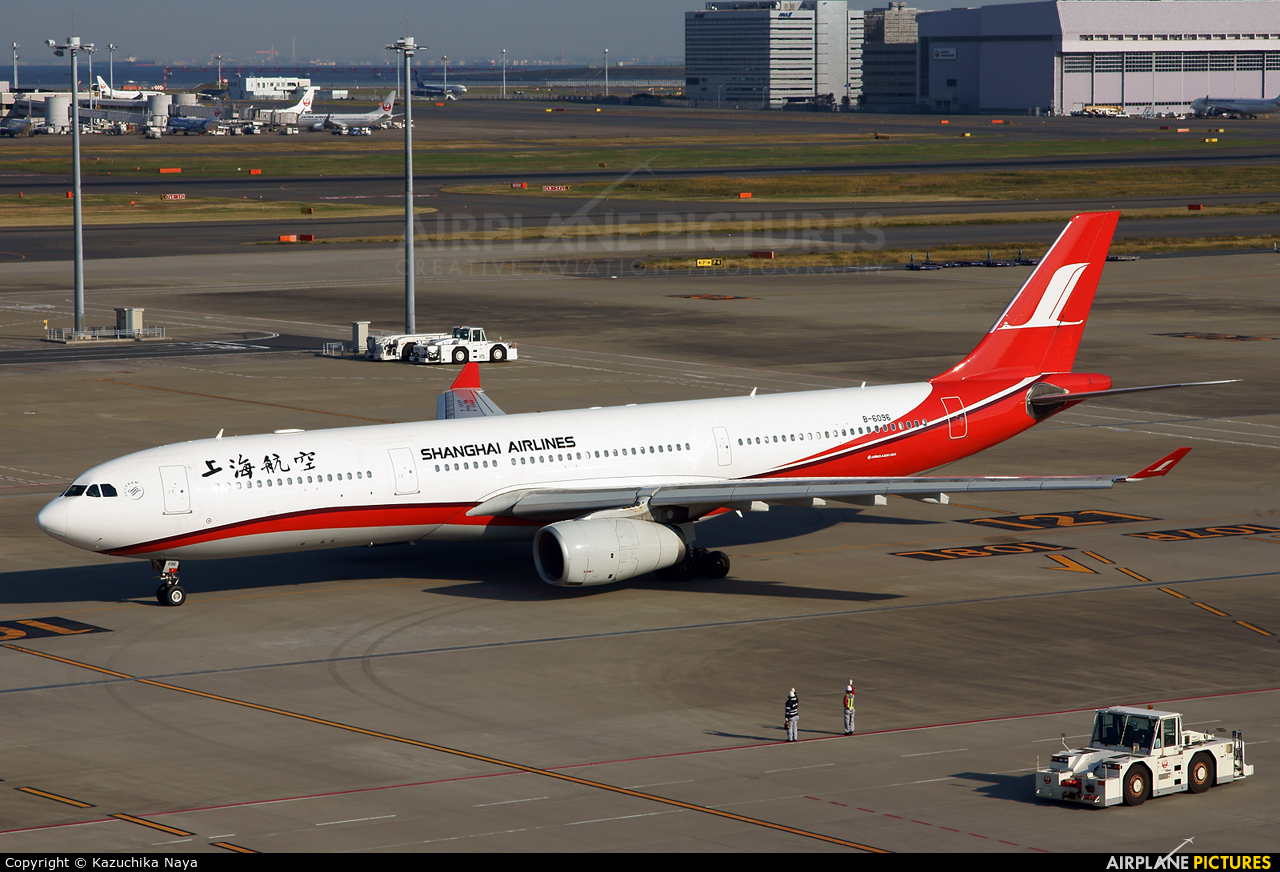 Shanghai Airlines B-6096 aircraft at Tokyo - Haneda Intl