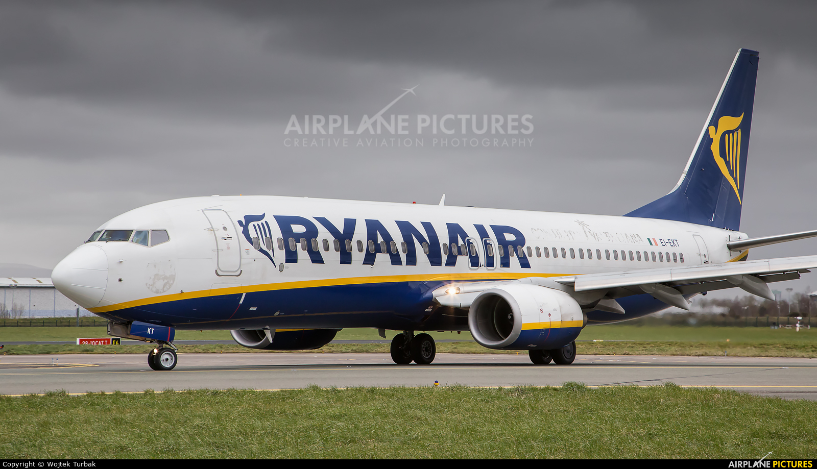 Ryanair EI-EKT aircraft at Dublin