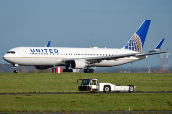 N669UA - United Airlines Boeing 767-300ER