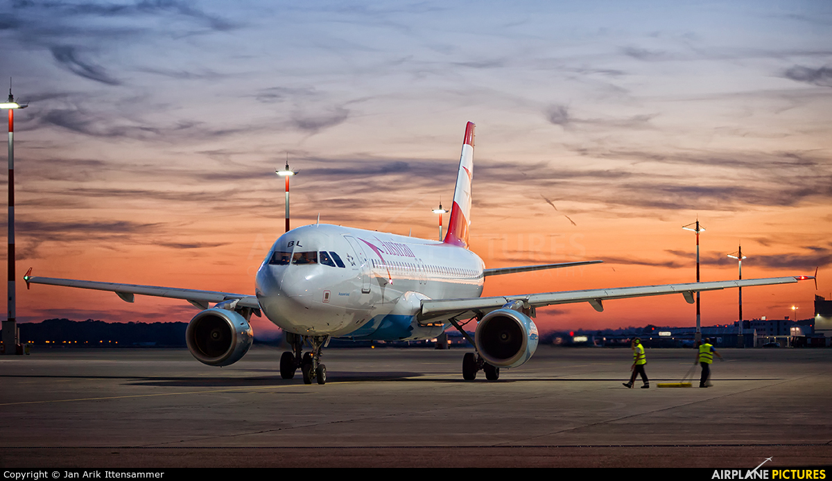 Austrian Airlines/Arrows/Tyrolean OE-LBL aircraft at Linz