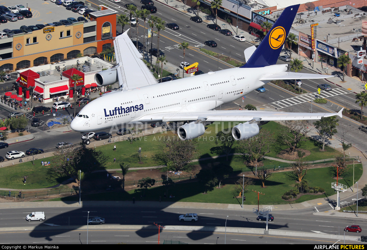 Lufthansa D-AIMI aircraft at Los Angeles Intl