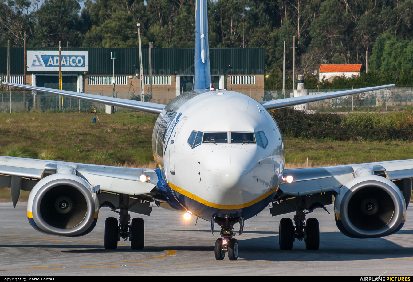 Ryanair EI-EMR aircraft at Porto
