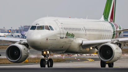 EI-IMH - Alitalia Airbus A319