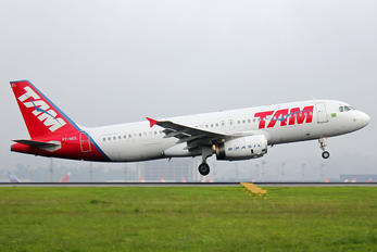 PT-MZL - TAM Airbus A320