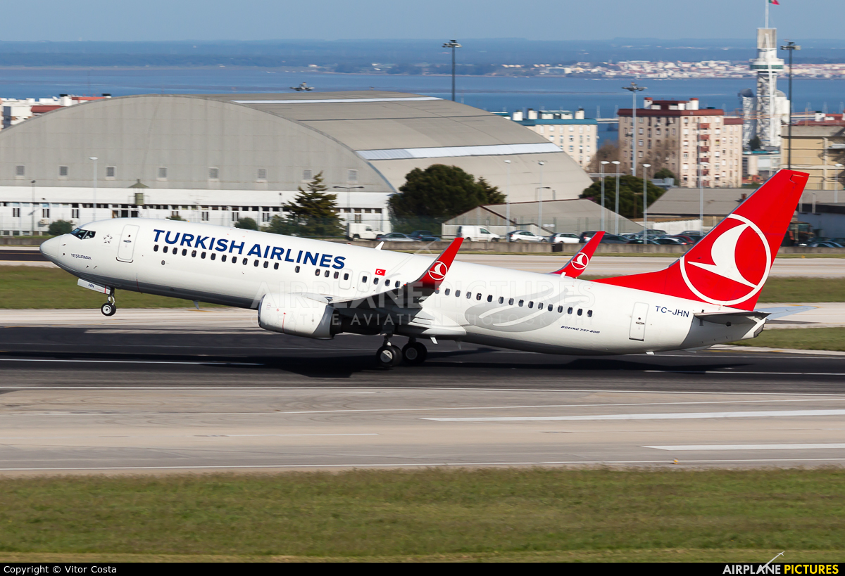 Turkish Airlines TC-JHN aircraft at Lisbon