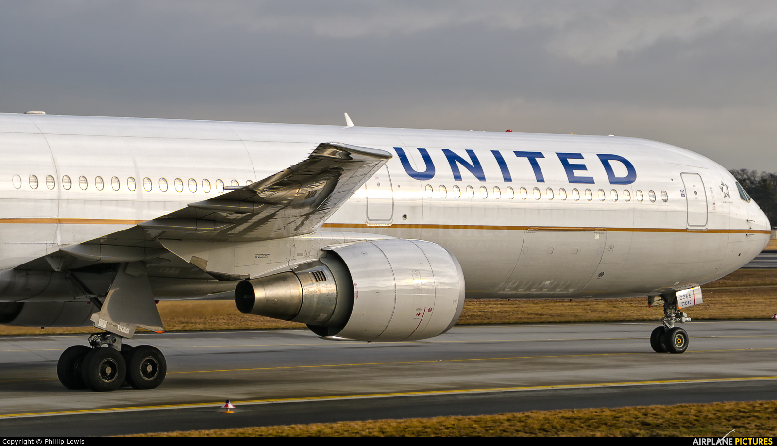 United Airlines N77066 aircraft at Frankfurt