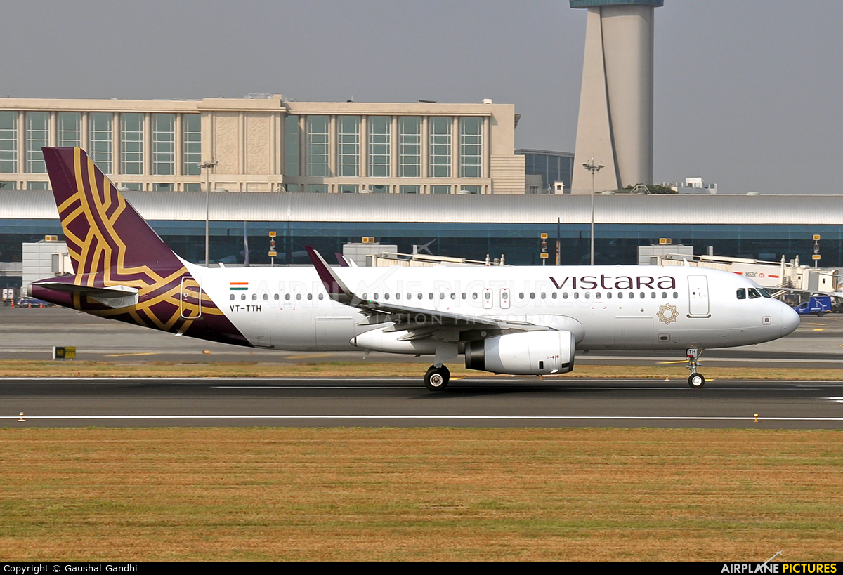 Vistara VT-TTH aircraft at Mumbai - Chhatrapati Shivaji Intl