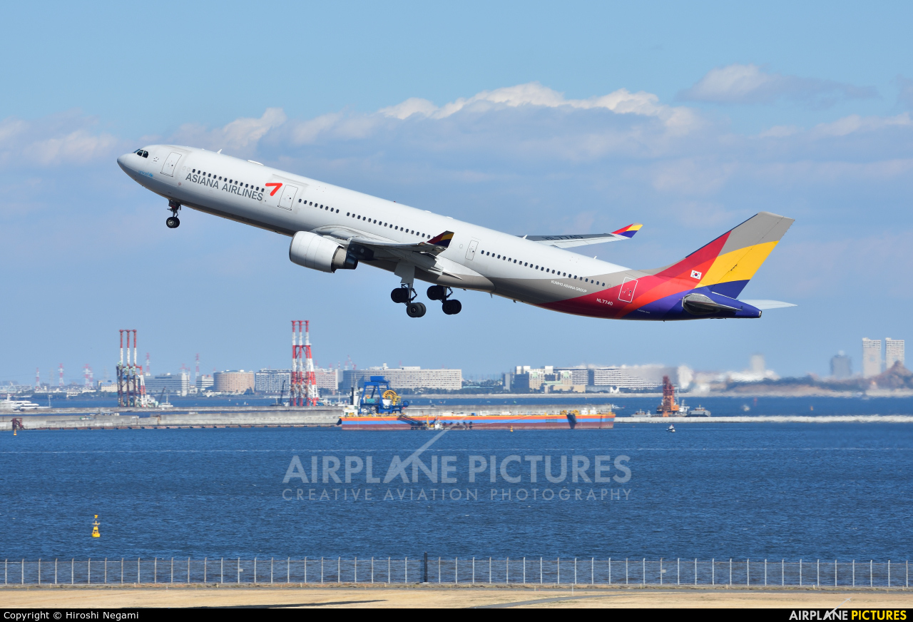 Asiana Airlines HL7740 aircraft at Tokyo - Haneda Intl