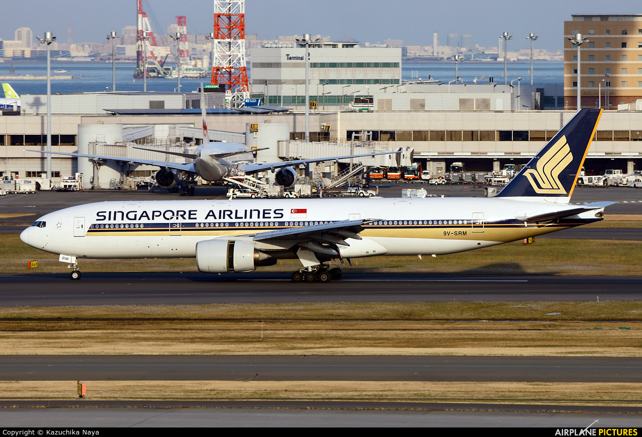 Singapore Airlines 9V-SRM aircraft at Tokyo - Haneda Intl