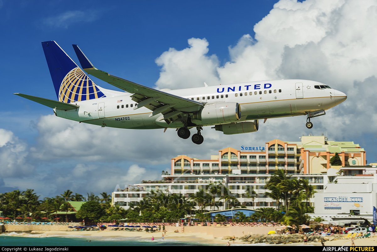 United Airlines N24702 aircraft at Sint Maarten - Princess Juliana Intl