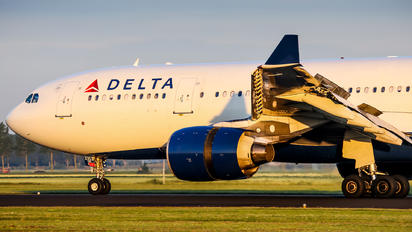 N853NW - Delta Air Lines Airbus A330-200