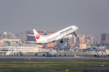 JA348J - JAL - Japan Airlines Boeing 737-800