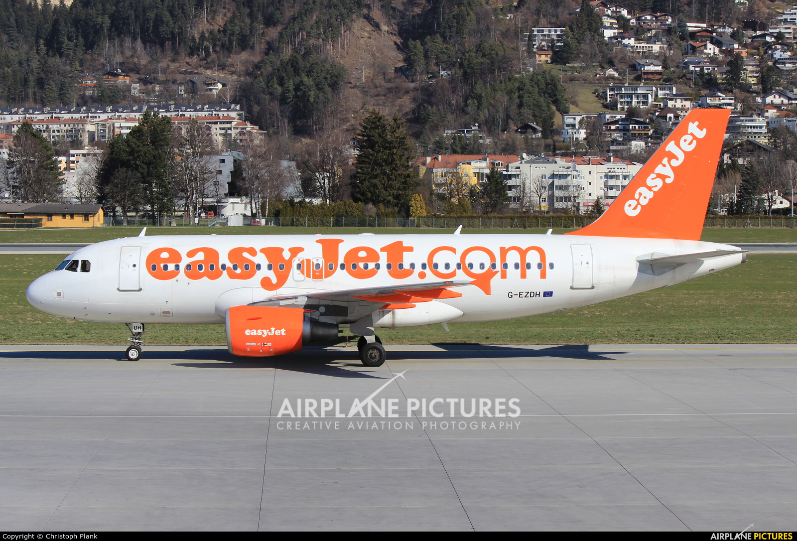 easyJet G-EZDH aircraft at Innsbruck
