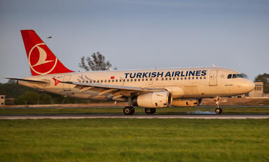 TC-JLY - Turkish Airlines Airbus A319