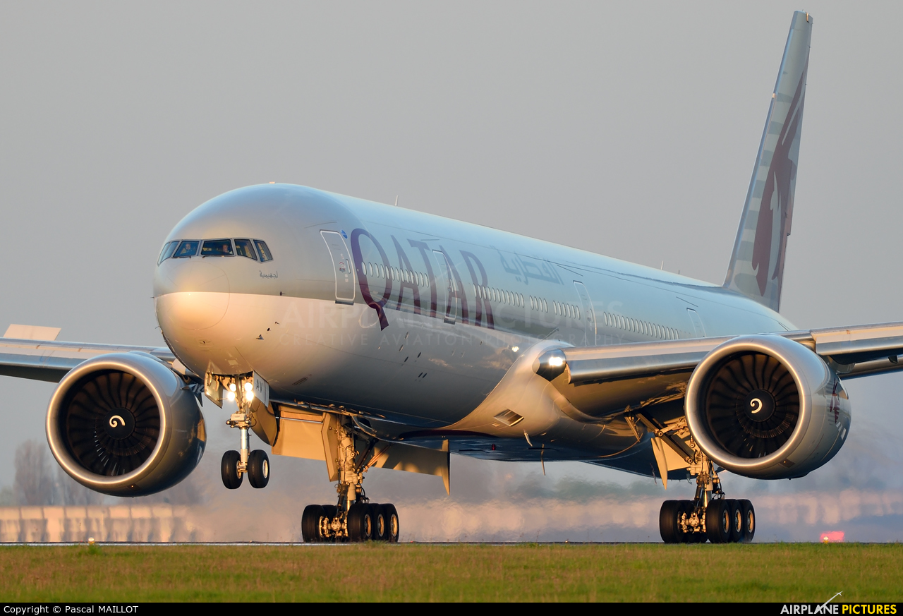 Qatar Airways A7-BAV aircraft at Paris - Charles de Gaulle