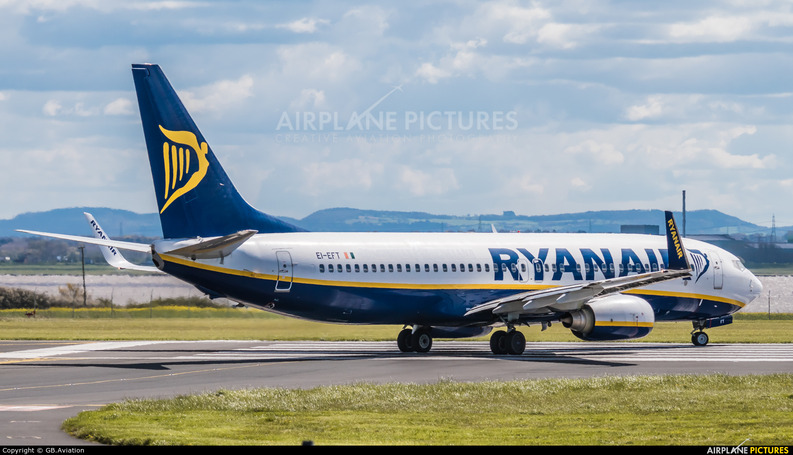 Ryanair EI-EFT aircraft at Liverpool
